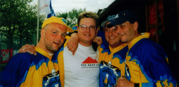 Dinti #9, Fösi #27 und Didi #16 mit dem Zapfmeister